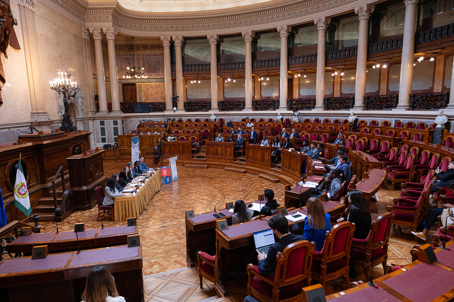 II parlamento Juvenil da CPLP - panorâmica na sala do senado da AR