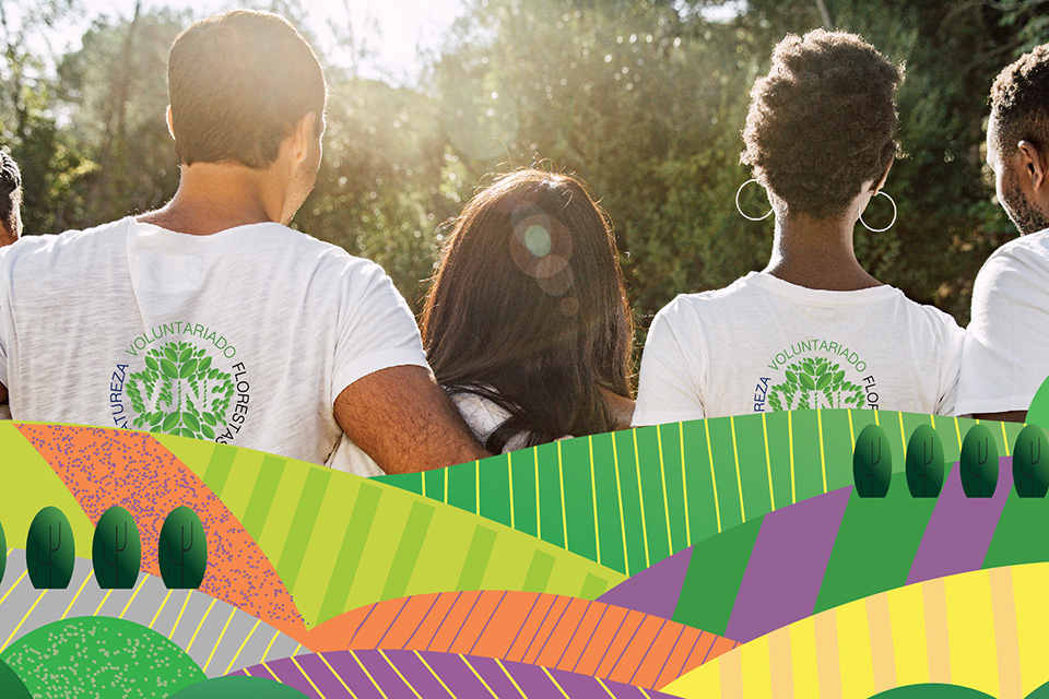 Grupo de jovens de costas abraçados, com o logotipo do Programa Voluntariado Jovem para a Natureza e florestas nas costas