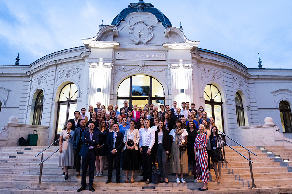 Delegação do IPDJ numa foto de grupo na reunião de Diretores-Gerais de juventude do Conselho da União Europeia em Budapeste