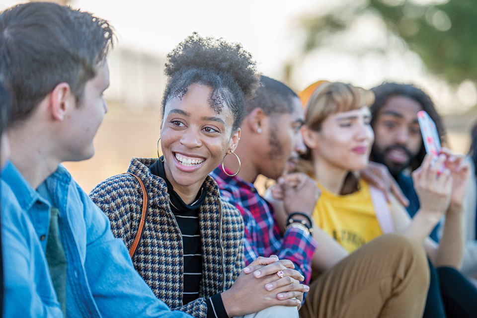 Grupo de jovens a conversar.