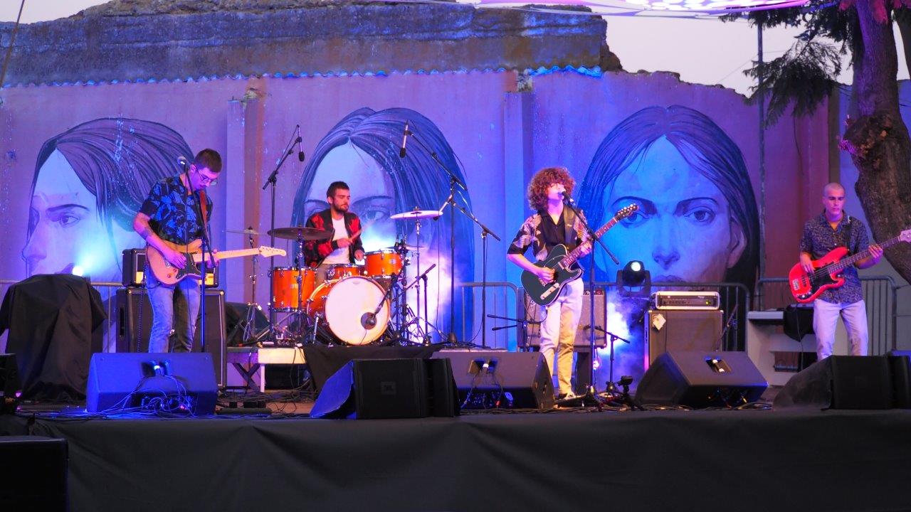 imagem de uma banda a tocar