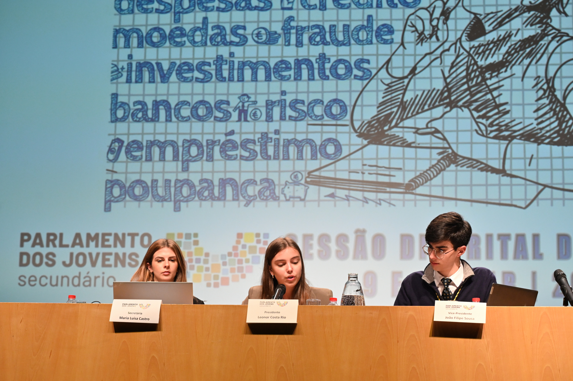 Jovens na mesa principal Secretária, presidente e vice presidente