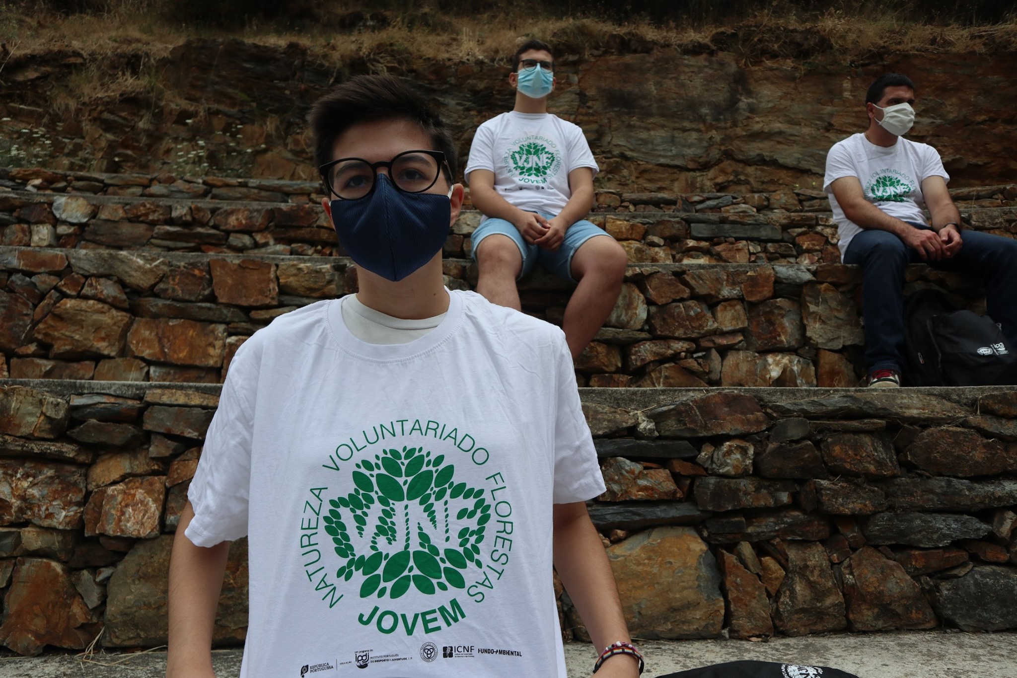 Fotografias de Jovens com T-Shirt branca com logo do Programa Voluntariado Jovem para as Florestas