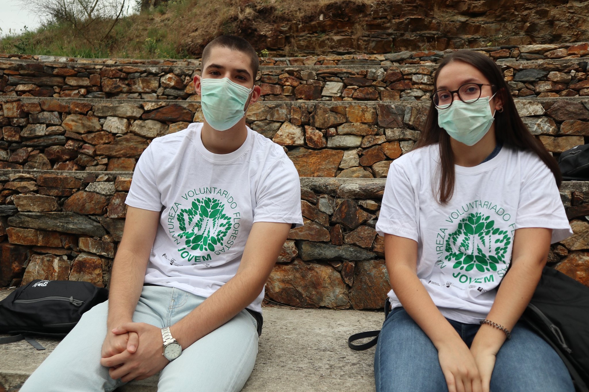 Fotografias de Jovens com T-Shirt branca com logo do Programa Voluntariado Jovem para as Florestas