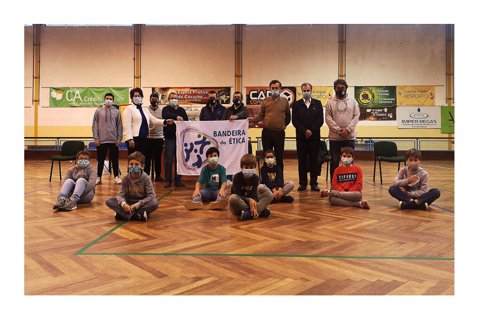 Foto da sessão de entrega da bandeira da ética.