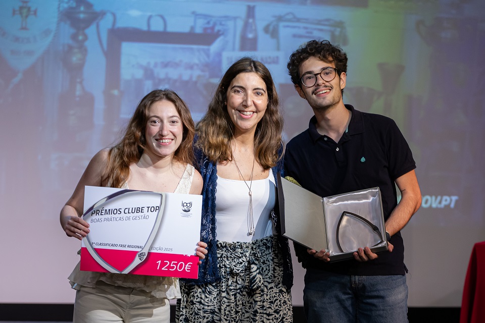Dois premiados com a Diretora Regional de Lisboa e Vale do Tejo