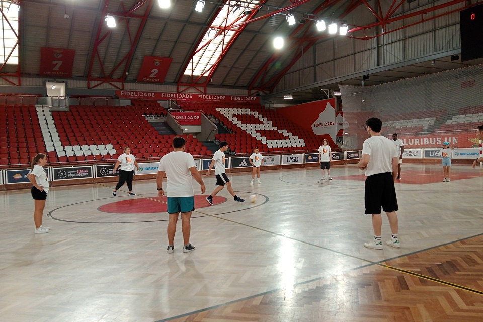 equipa da DRLVT e parceiros a jogarem futsal