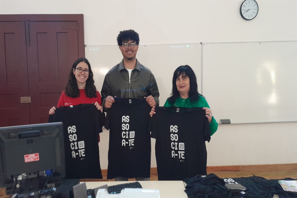 técnica ipdj e dois alunos com tshirts da campanha