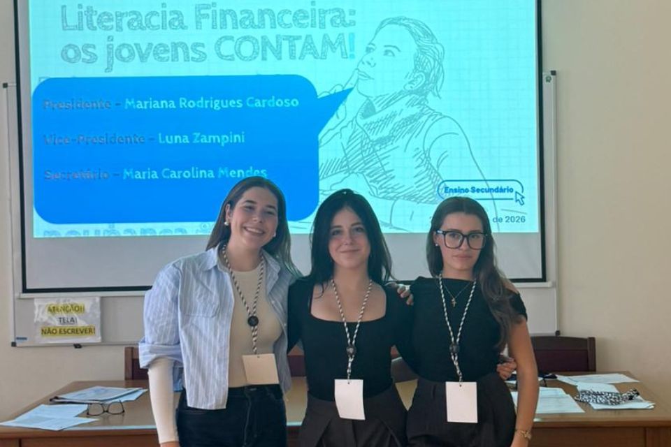 Membros da mesa da Sessão Distrital de Faro do Parlamento dos Jovens