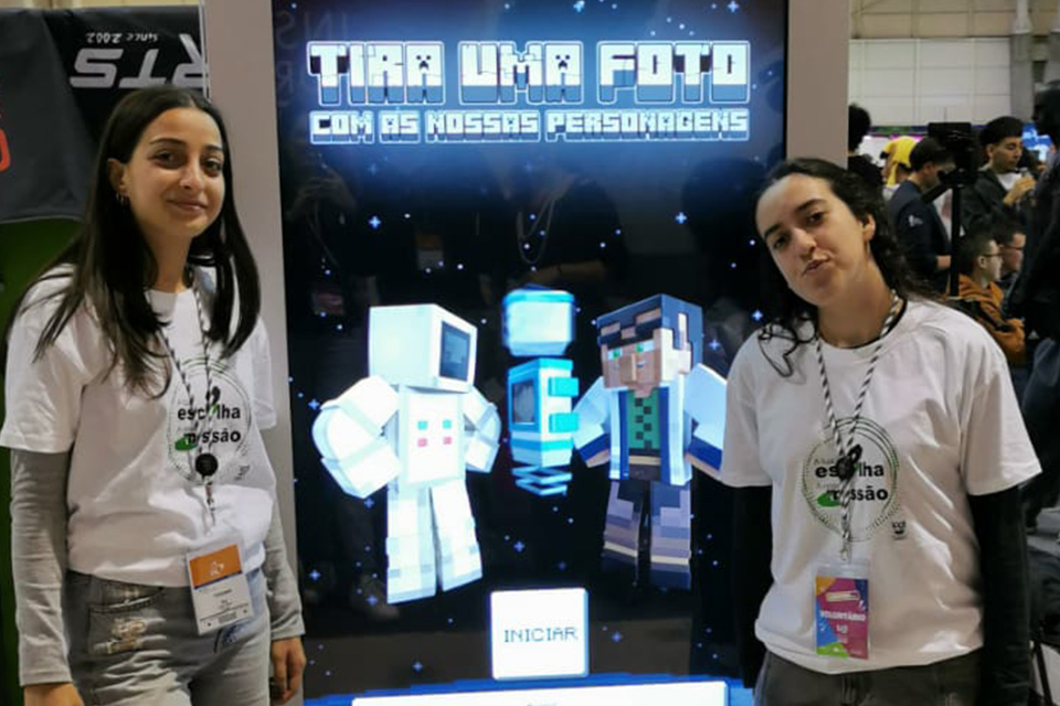 Voluntarias ao lado do Magic Mirror no stand IPDJ da LGW.