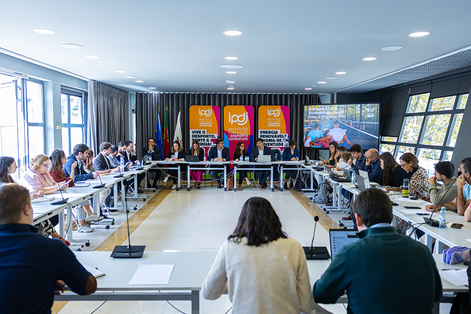 Imagem de sala com várias associações de Lisboa e vale to Tejo 