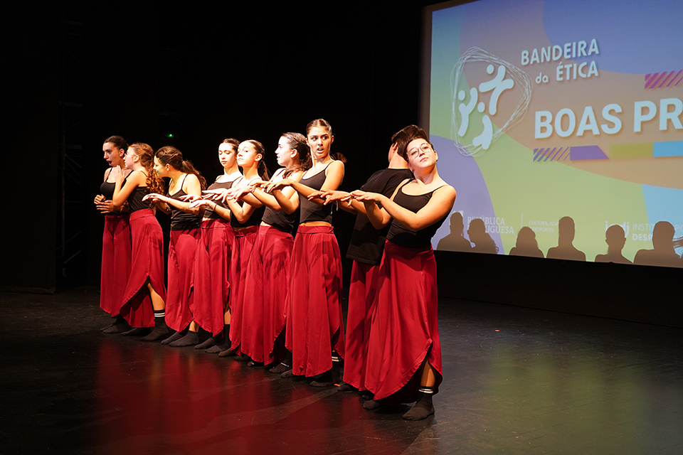 fotografia de meninas a dançar