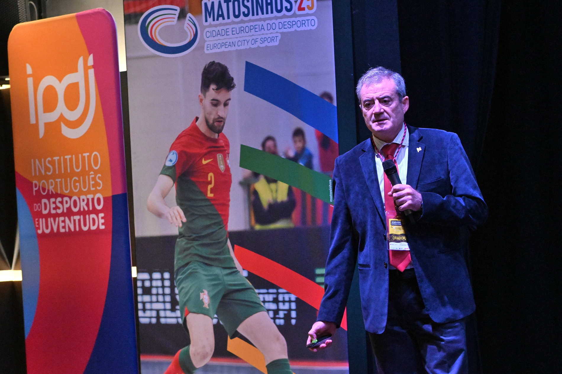 imagem de um orador a falar em pé