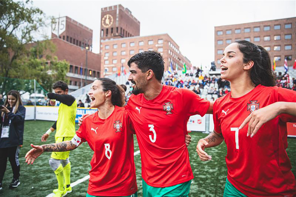  Grupo num campo de Futebol  4