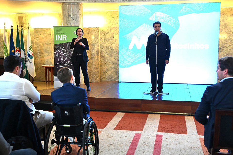 fotografia de um homem a cantar
