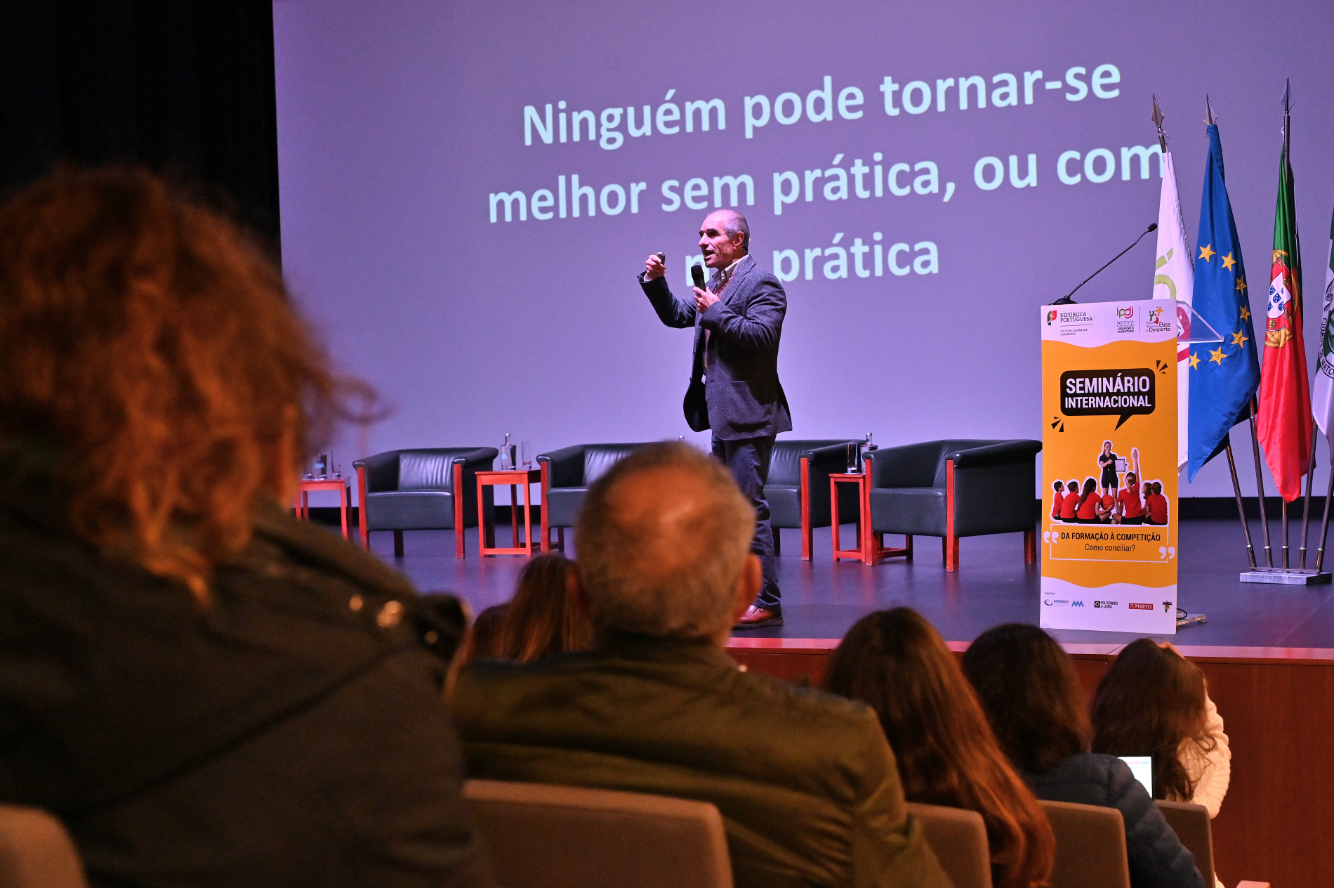 imagem de um orador a falar em pé