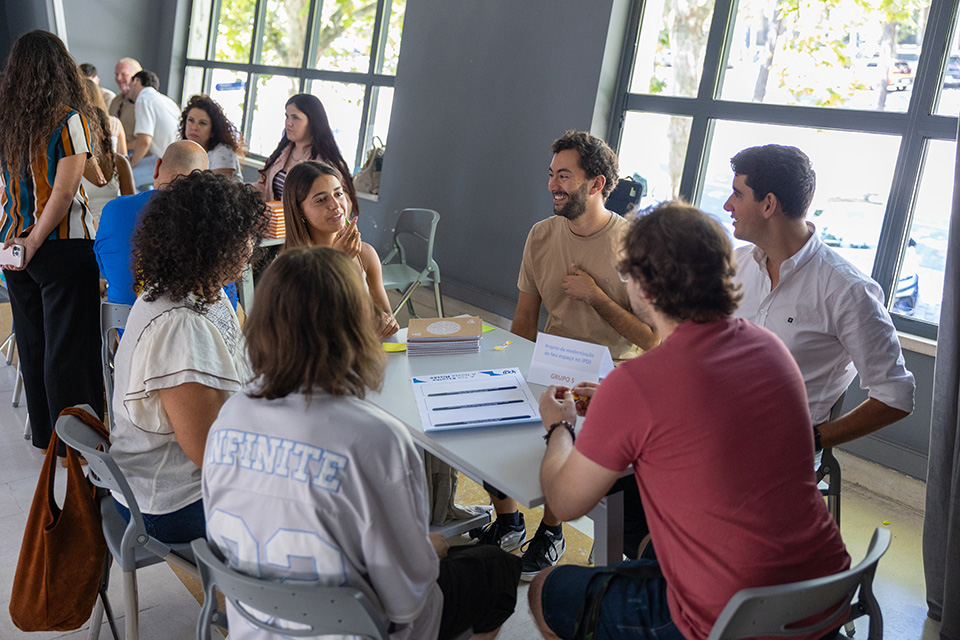 jovens a debater e analisar as suas propostas