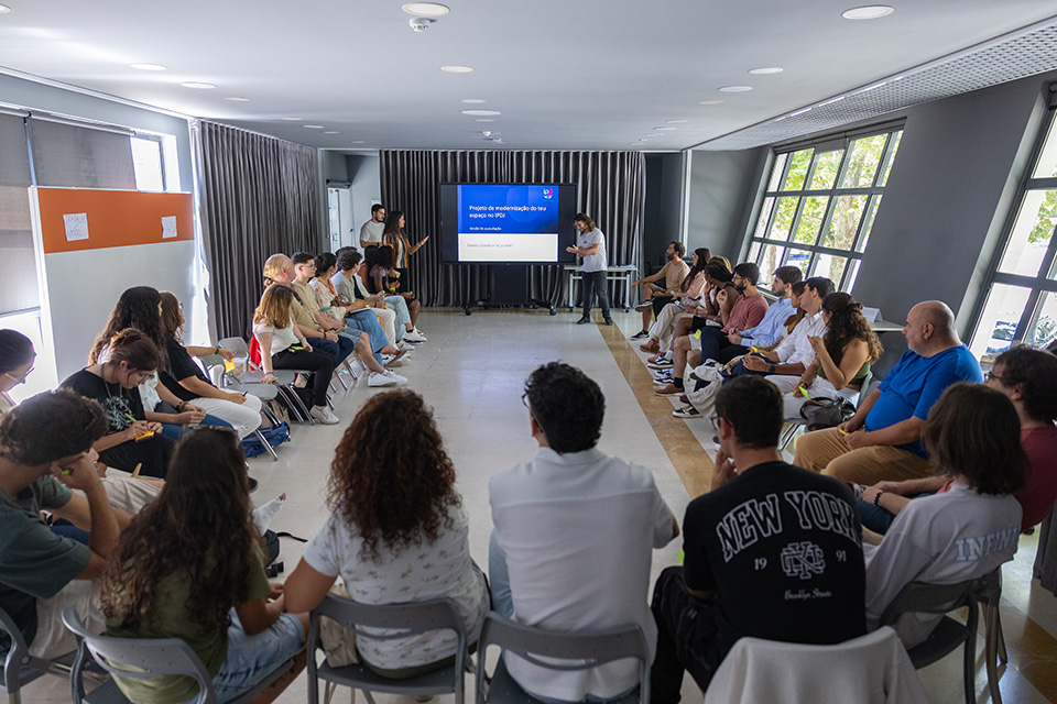 jovens a assistir a conclusões dos trabalhos