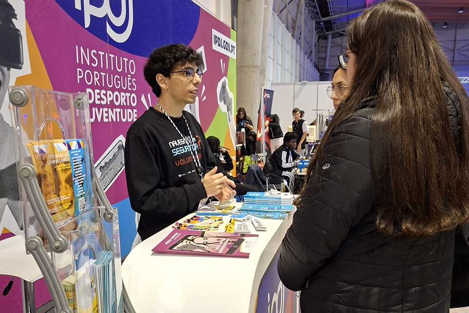 Jovens voluntários no atendimento do stando do IPDJ na Feira.