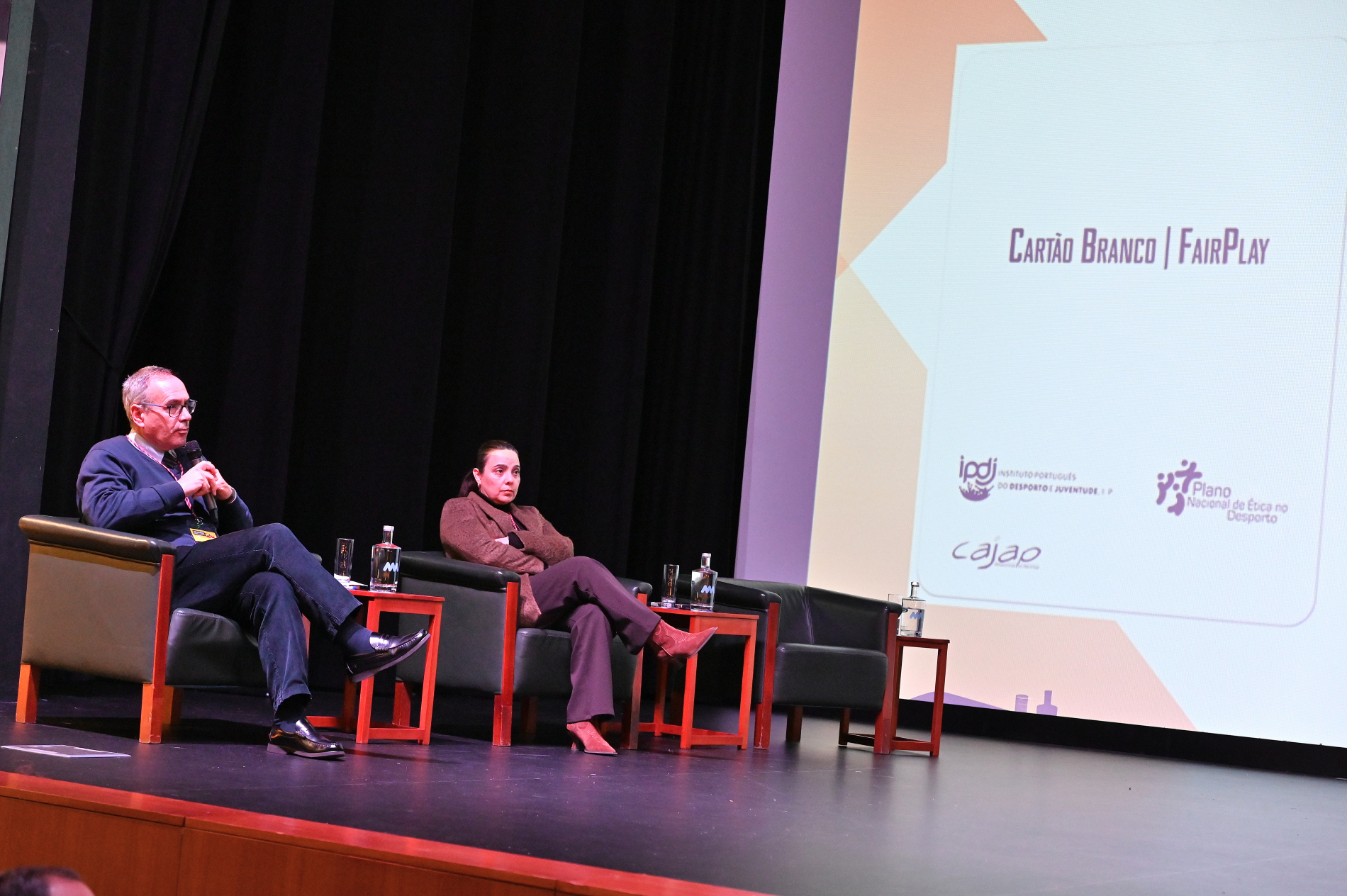 imagem de dois intervenientes num painel de debate