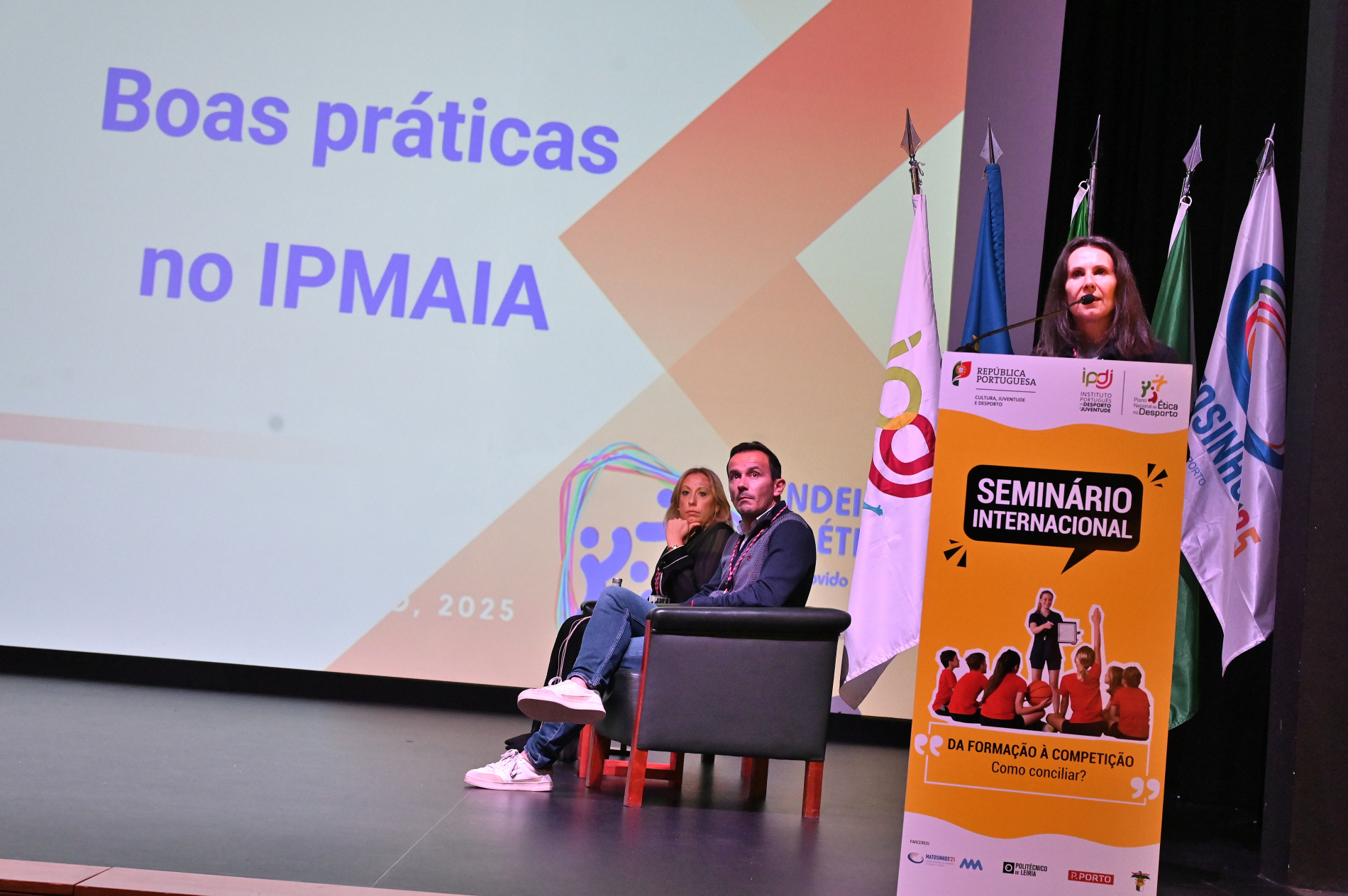 imagem de tres intervenientes num painel de debate