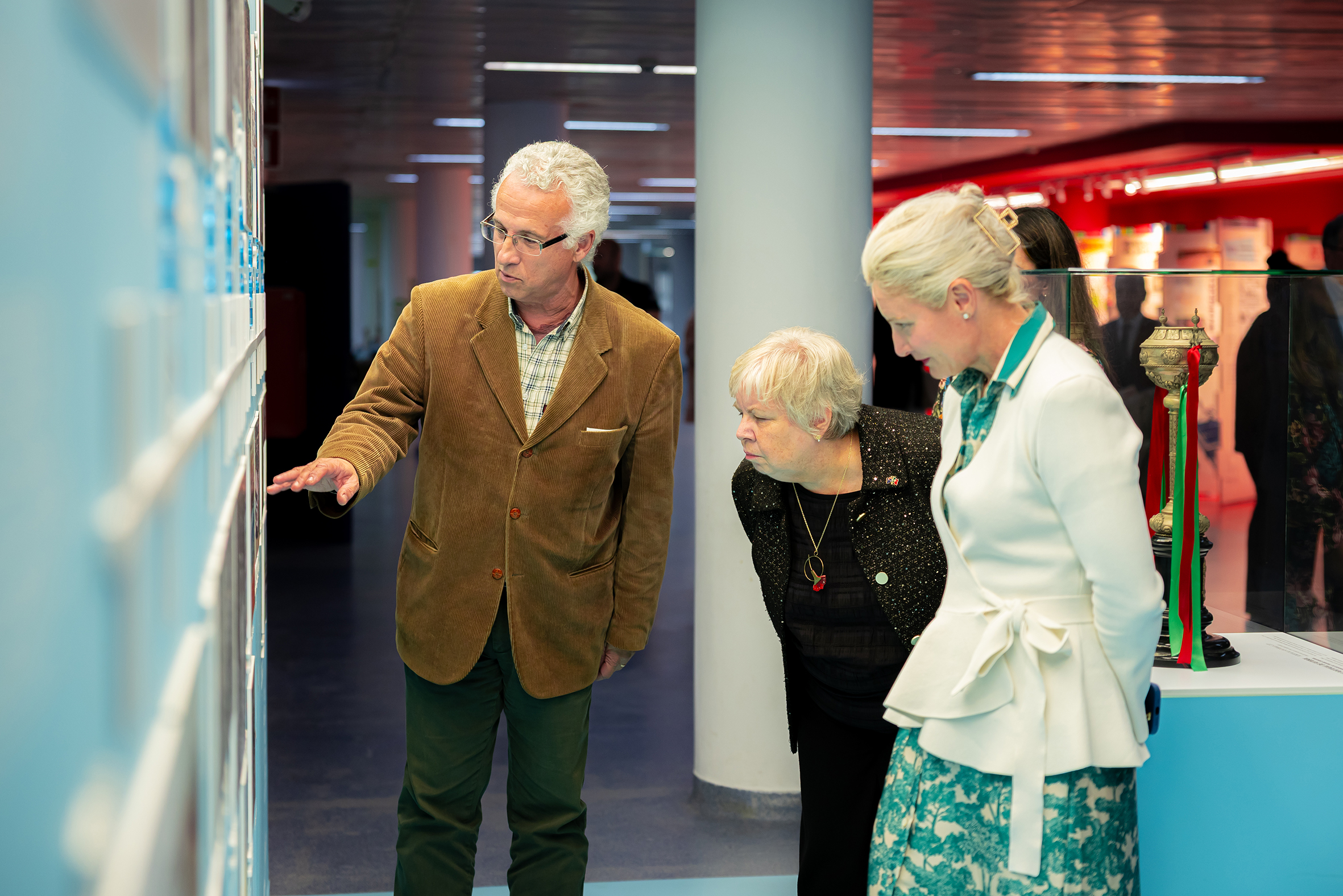 pessoas visitam exposição
