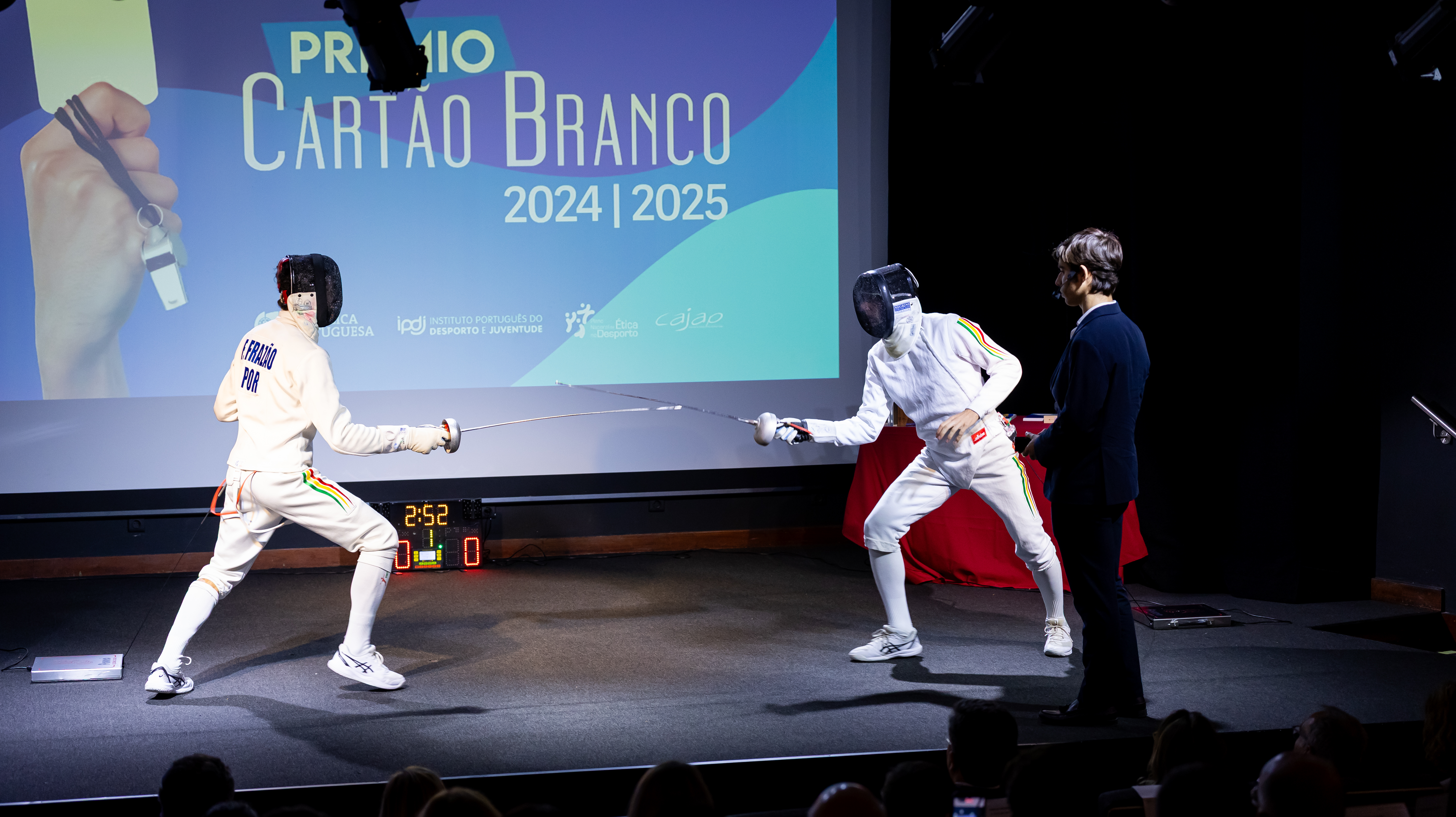 Jovens a fazer esgrima