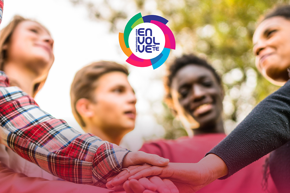 Grupo de três jovens.