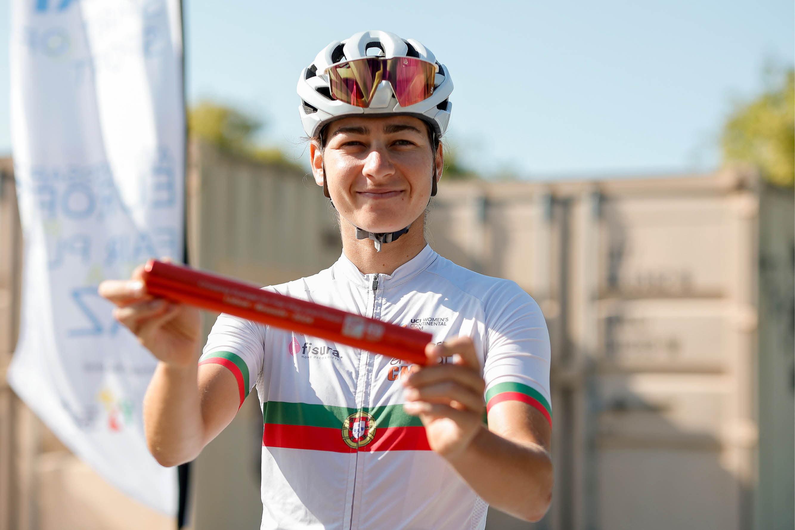 fotografia de atleta com testemunho desportivo