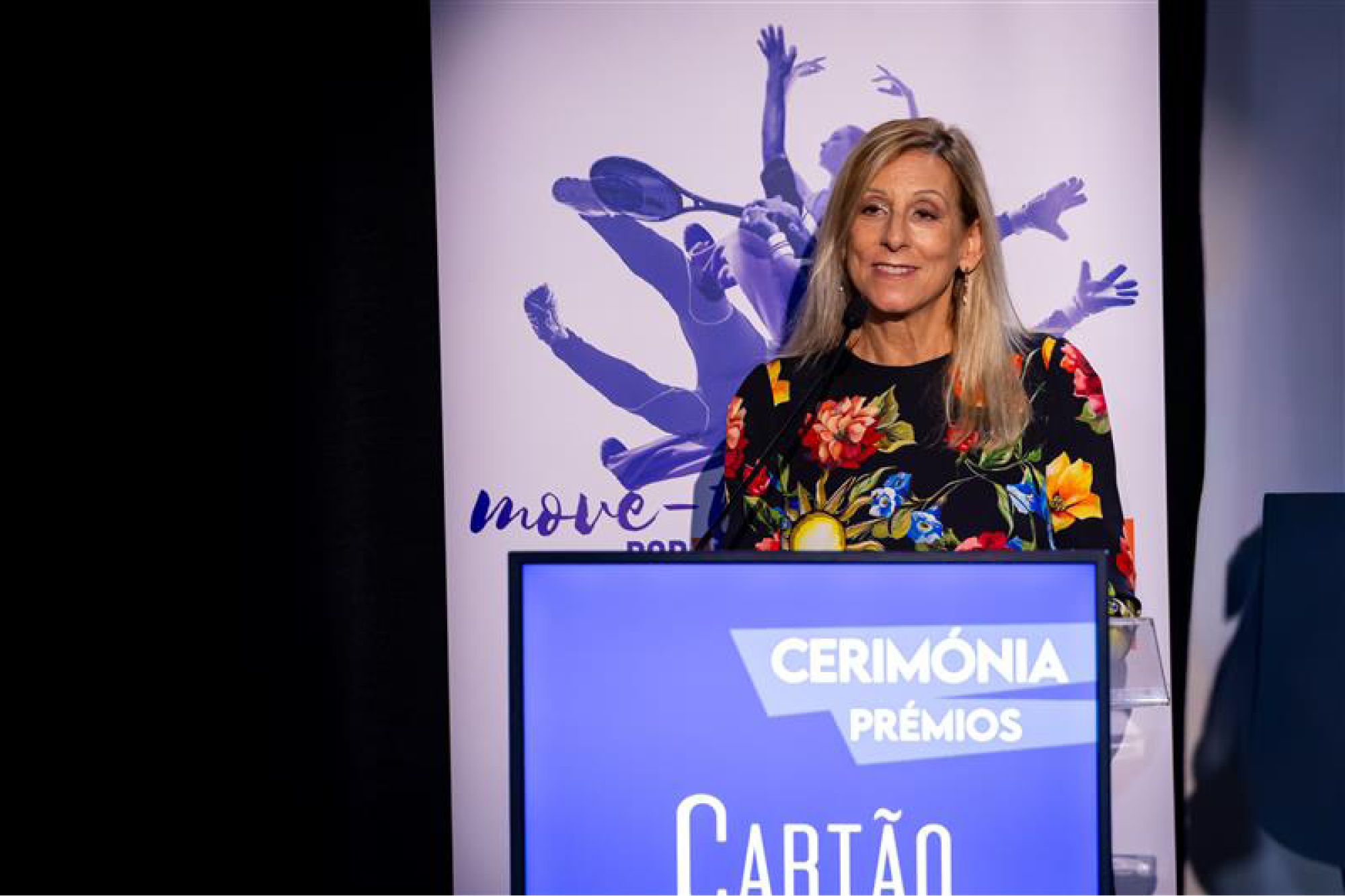 Lídia Praça a discursar no púlpito