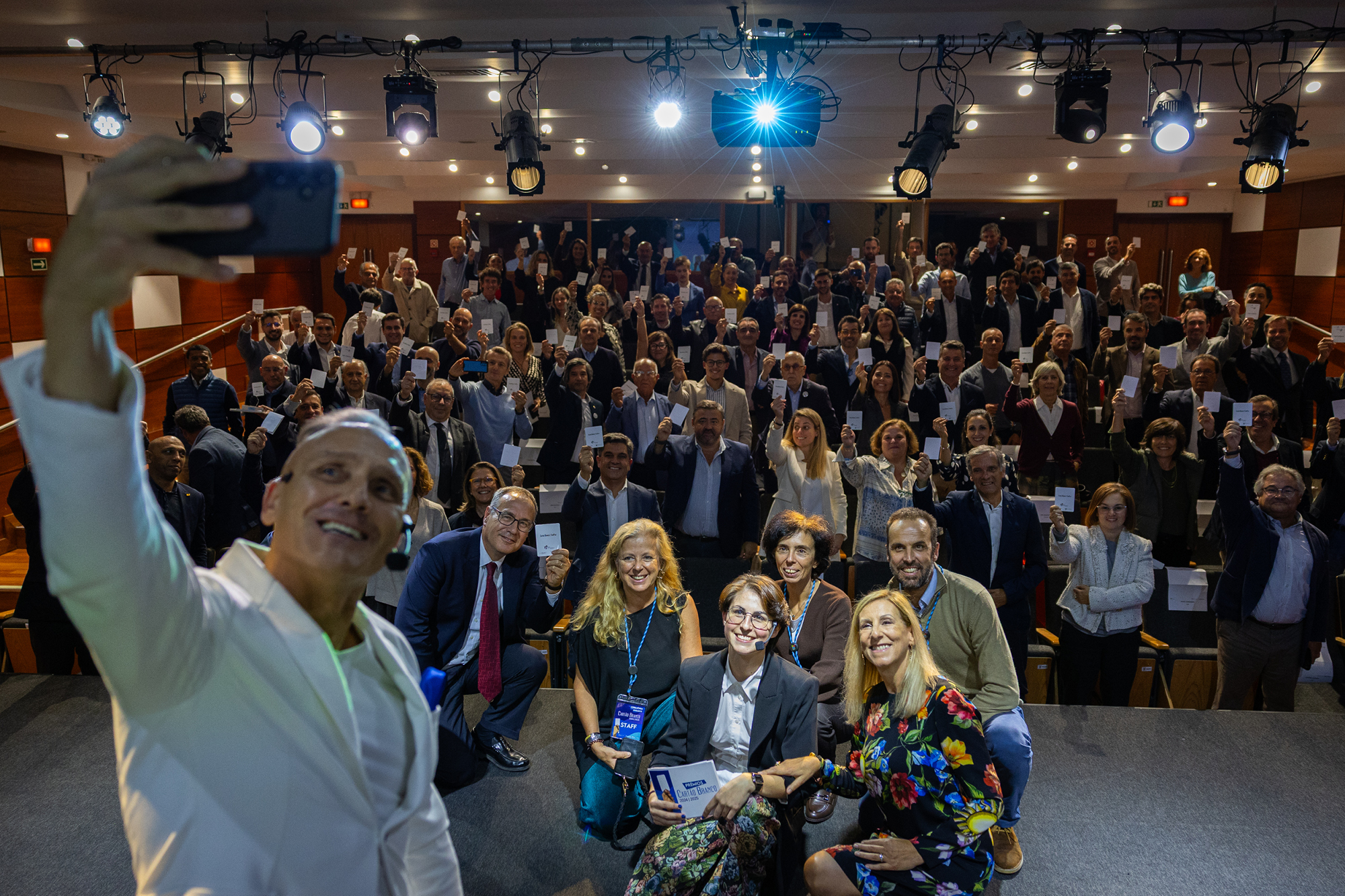 Selfi de todos os participantes no auditório