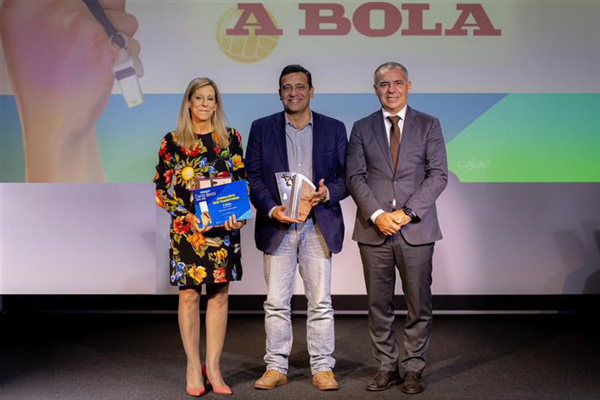 A Bola a receber o prémio