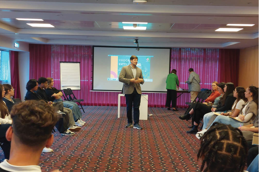 imagem de vários jovens a ouvir o vice presidente do ipdj