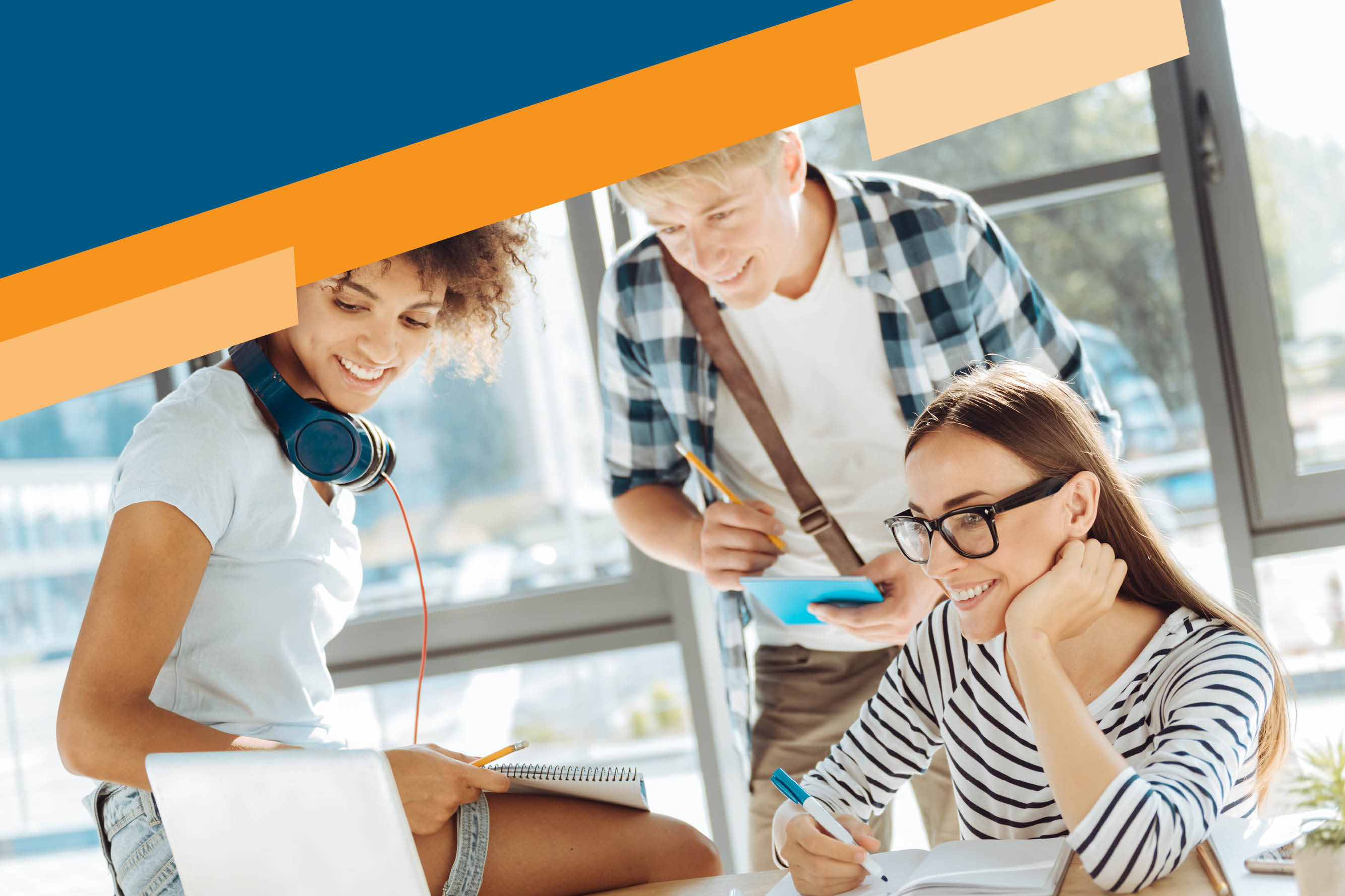 Três jovens a fazer um projeto.