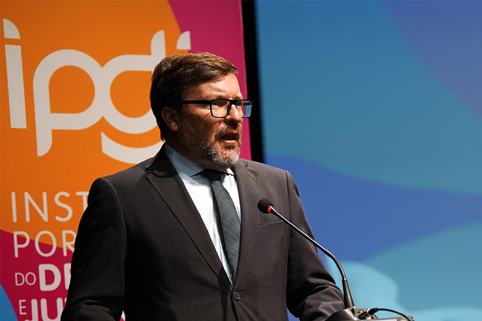 Presidente a discursar no púlpito