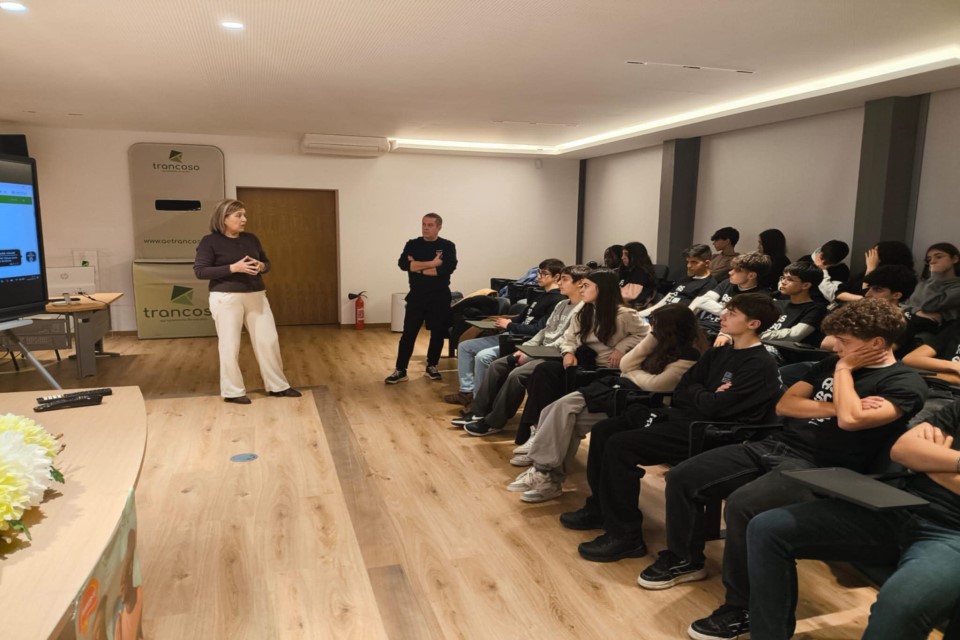 intervenção técnica do IPDJ e jovens alunos e alunas