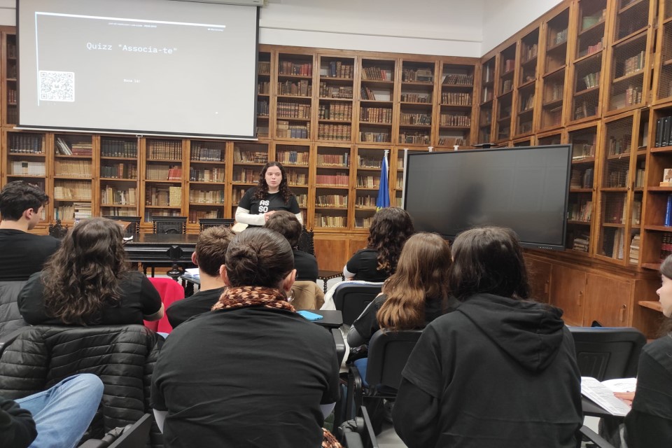 presidente da associação de estudantes a dar o seu testemunho