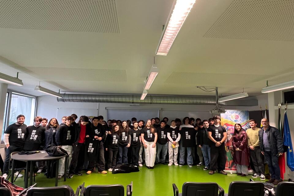 participantes e técnicos vestidos com a t-shirt do programa associa-te