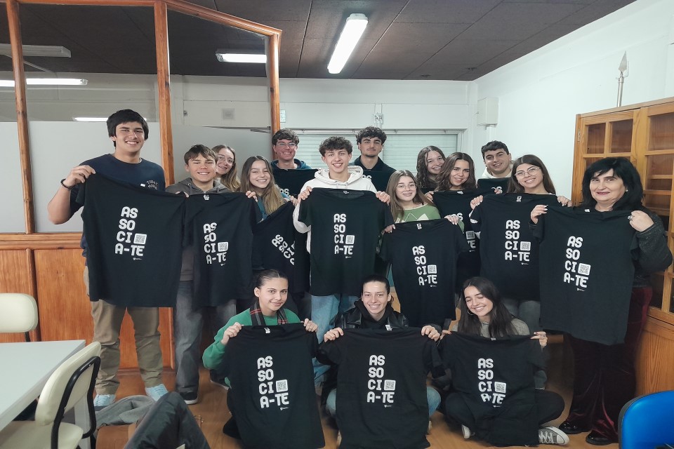 técnica ipdj e dois alunos com tshirts da campanha