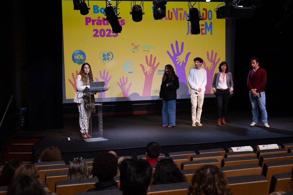 Foto da diretora regional intervindo na sessão regional de Lisboa e Vale do Tejo dos prémios
