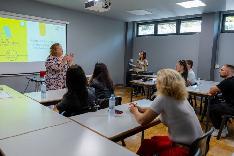 Foto da coordenadora do Centro de Juventude de Lisboa a apresentar o trabalho deste centro à