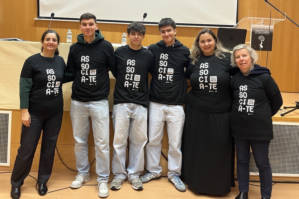 Foto com jovens, professora e técnicas do IPDJ na sessão Associa-te na Escola Secundária António Damásio