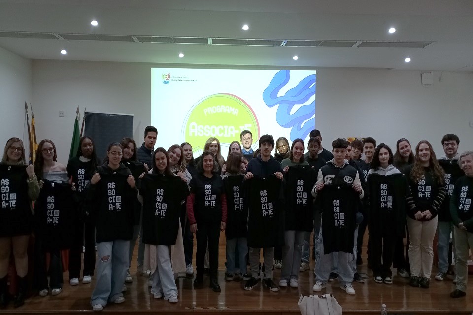 Foto com jovens, professores e técnicas do IPDJ na Sessão que decorreu a Escola Profissional de Setúbal