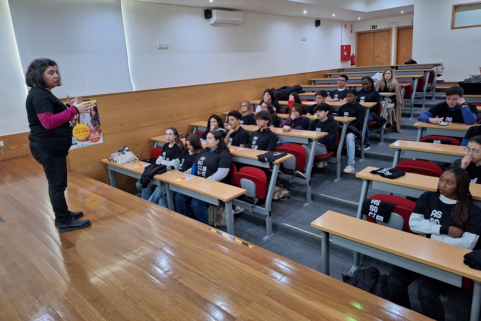 Foto com jovens e a técnica do IPDJ, Rosário Nunes, na sessão que decorreu na Escola Profissional de Setúbal