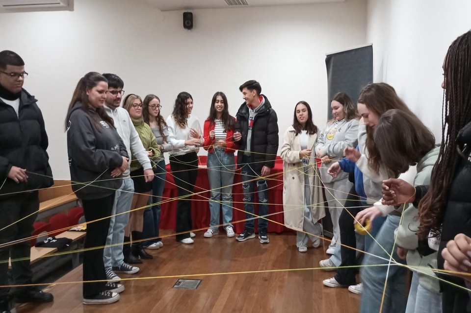 Foto com jovens numa dinâmica da sessão que decorreu na Escola Profissional de Setúbal