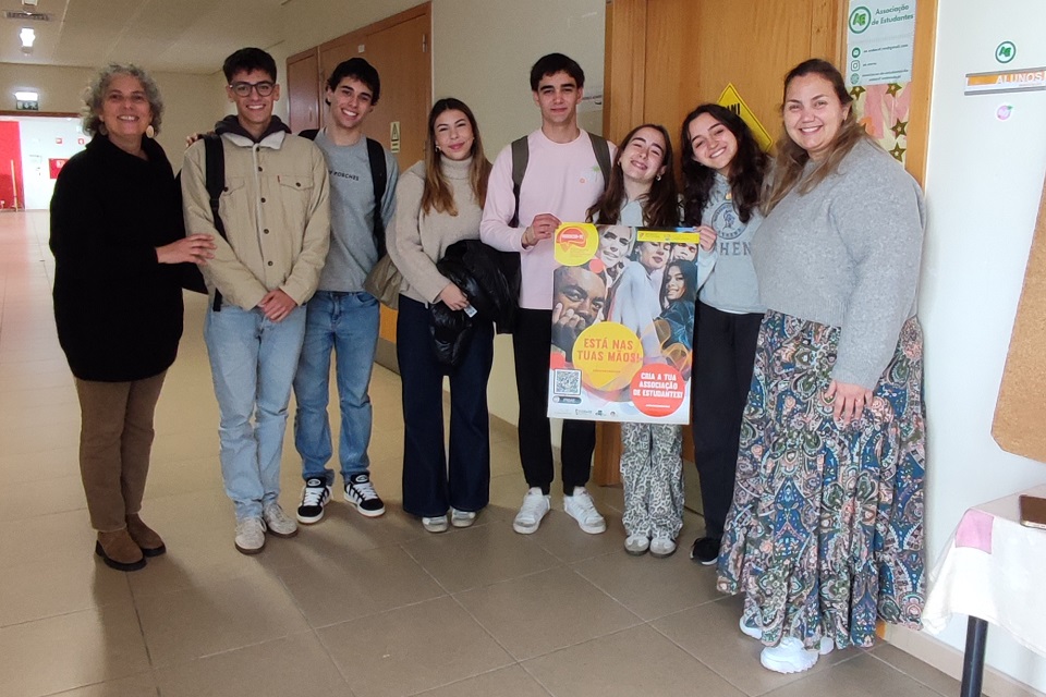 Foto com jovens e técnicas do IPDJ na Sessão da Escola Secundária Dr. Augusto César da Silva Ferreira de Rio Maior