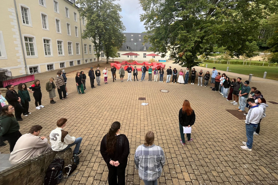 Foto dos participantes numa atividade durante o intercâmbio Studiostar
