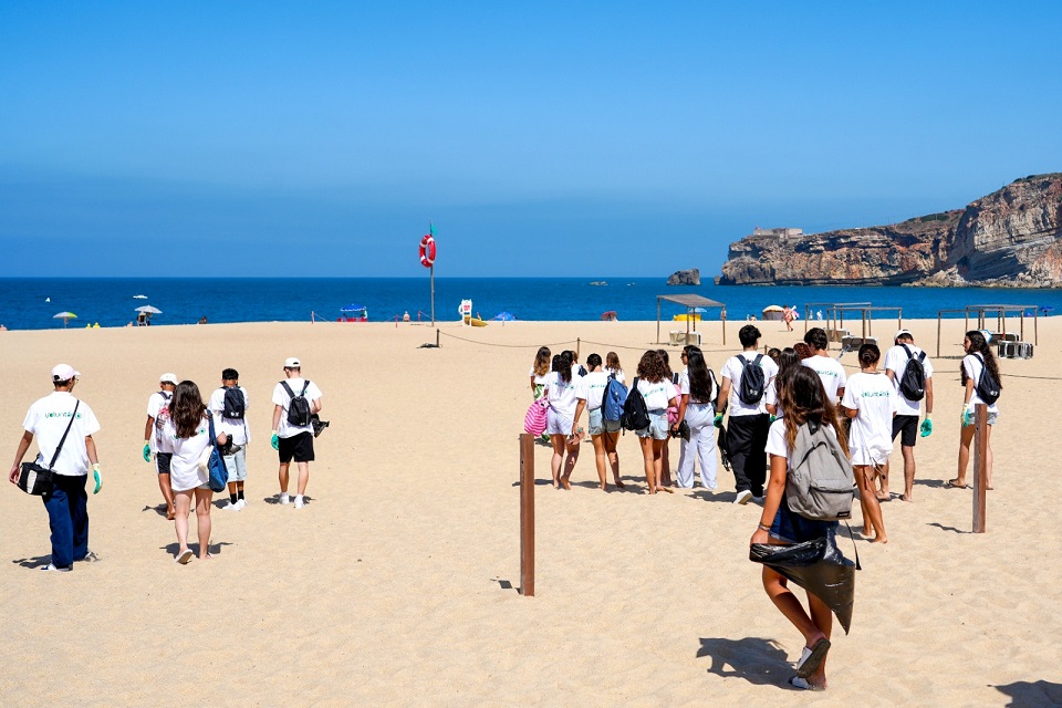 voluntários a dirigirem-se para o local de intervenção