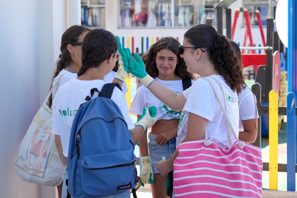 grupo de jovens voluntários a conversar