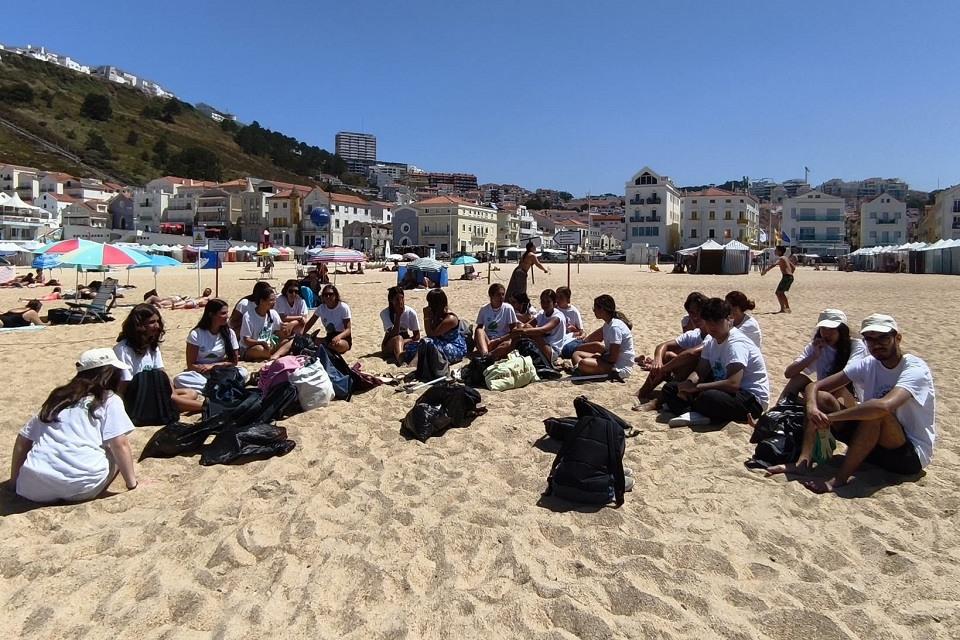 grupo de jovens voluntários a conversar